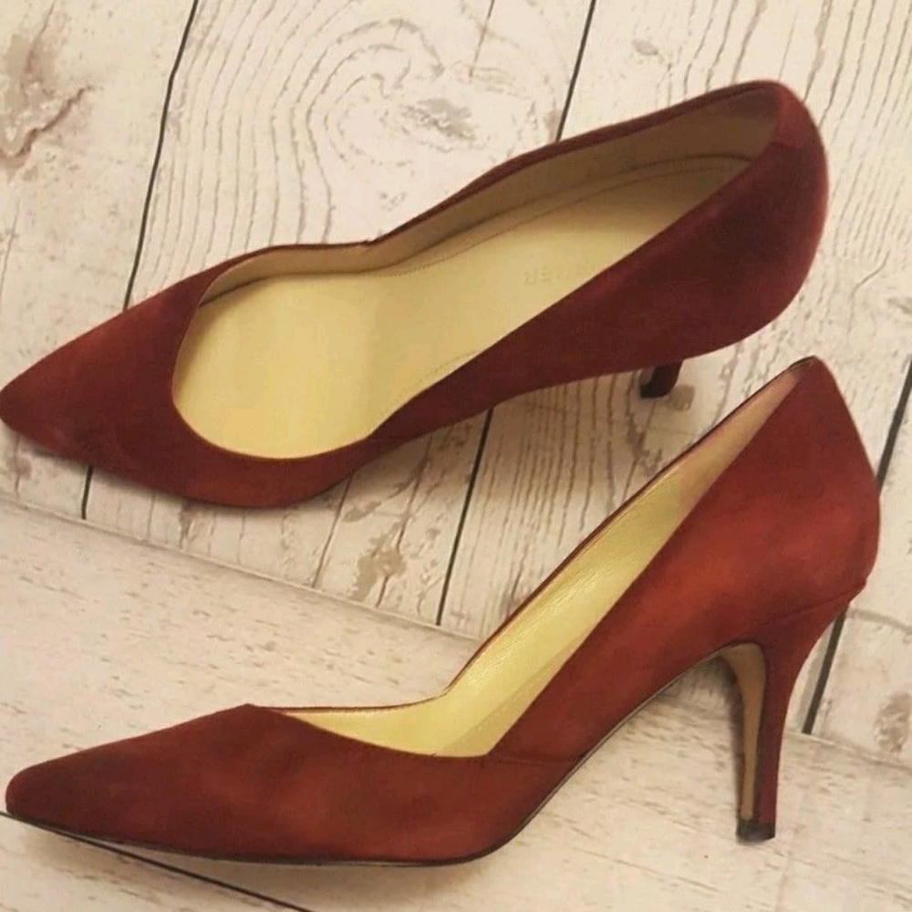 Marc Fisher Suede Burgundy Pumps
Size 7M